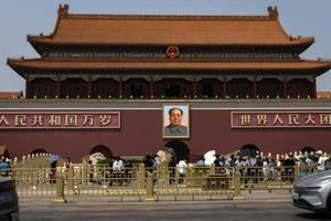 Medidas de seguridad en la Plaza de Tiananmen antes de la llegada del presidente de los Estados Unidos, Donald Trump, a la capital china para reunirse con su homólogo, Xi Jinping. EFE/EPA/JESSICA LEE