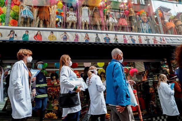 Integrantes de la Vigilancia Sanitaria controlan en una operación de Vigilancia Sanitaria para fiscalizar, advertir sobre el uso obligatorio y prevenir el contagio del COVID-19, en el centro de Sao Paulo (Brasil).