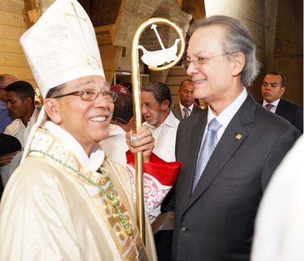 El señor Manuel A. Grullón, presidente del Banco Popular Dominicano y del Grupo Popular, saluda a Monseñor Gregorio Nicanor Peña, obispo de la Diócesis de Higüey.
