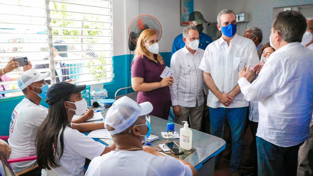 El presidente Abinader en  centro de vacunación ubicado en la Clínica Rural en Villa Sombrero, Bani. 