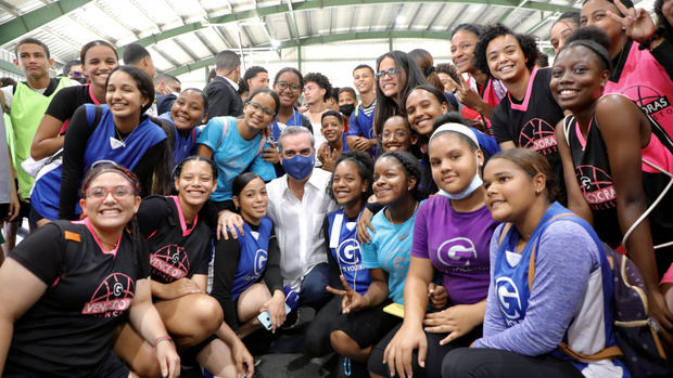 Presidente Abinader respalda deporte y juventud en Santiago.