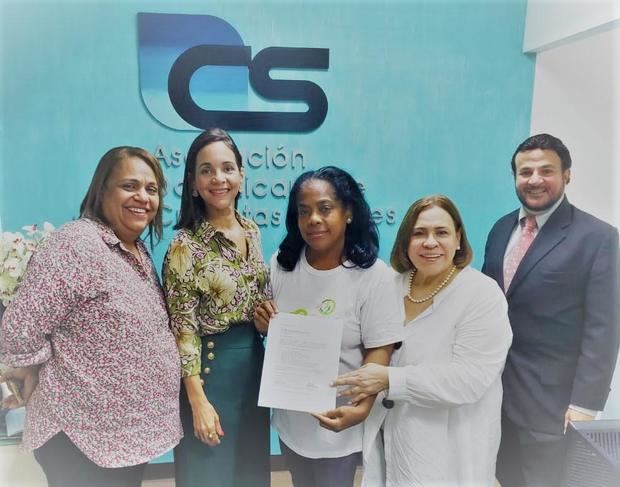 Siddy Roque, Claudine Nova, Miguelina Santos, Mirna Pimentel y Juan Tomás durante el acto de inscripción de la plancha “Integración”.