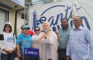 Ex ministra de Educación, Milagros Ortíz Bosch, da discurso en la  Segunda Jornada del Programa de Educación Ciudadana.