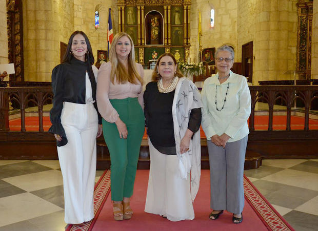 Claudine Nova, Yindra Alvarado, Mirna Pimentel y Rosa Francia Esquea.