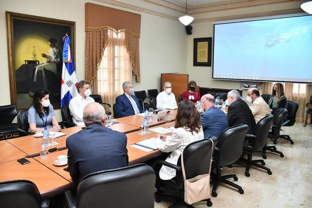 Funcionarios dominicanos se reúnen en el Palacio Nacional con el director de AECID, Magdy Martínez-Solimán.