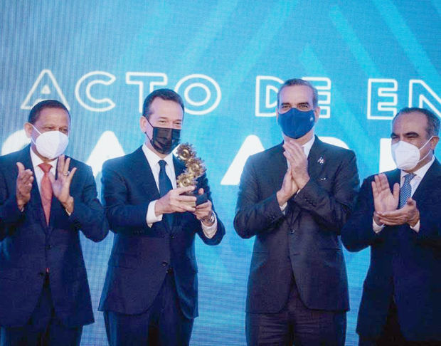 Darío Zapata, Víctor -Ito- Bisonó, Luis Abider y Celso Juan Marranzini, presidente de la AIRD.