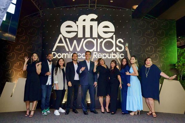 Ejecutivos del Banco Popular Dominicano y de la agencia de publicidad Liquid Digital Agency, durante la gala de premiación de los Effie. 