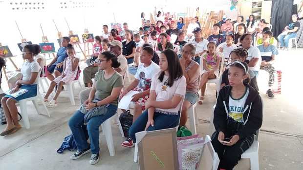 Alumnos y familiares presentes en la actividad.