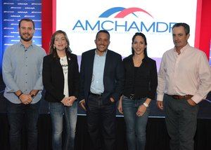 Comité TIC de AMCHAMDR celebra desayuno panel sobre Economía Colaborativa