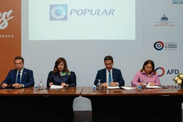 Desde la izquierda, los señores Ito Bisonó, Lucile Houellemont, Francisco Ramírez y Mayra
Jiménez.