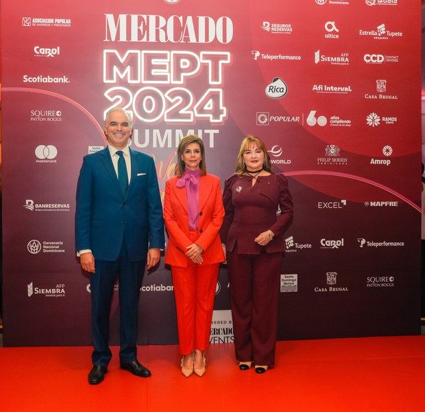 Desde la izquierda, los señores Luis Miguel de Camps, Patricia de Moya y Antonia
Antón de Hernández.