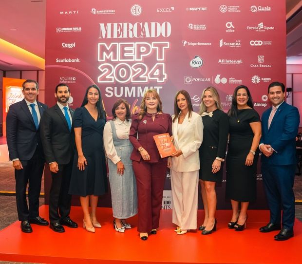 Desde la izquierda, los señores Joel García, Fran Armando Martínez, Teresa Medina,
Soraya Sánchez, Antonia Antón de Hernández, María Povedano, Dinorah Grullón, Gina Báez y
Carlos Gabriel Díaz.