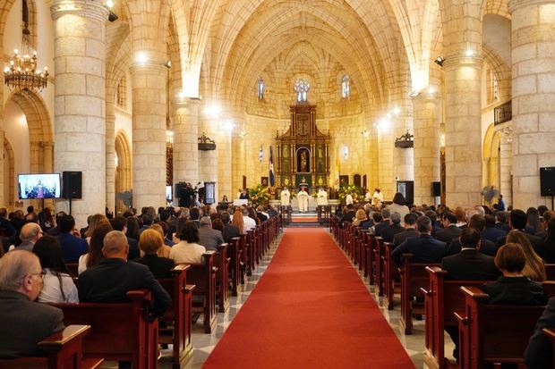 La eucaristía fue llevada a cabo en la Catedral Primada de América, Basílica Menor de Santa María de la Encarnación, ante más de 1,000 feligreses. 
 
