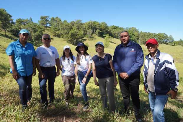 En el centro, la señora Inmaculada Adames, vicepresidenta ejecutiva del Plan Sierra,
junto a ejecutivos del Banco Popular y representantes del Ministerio de Medioambiente.