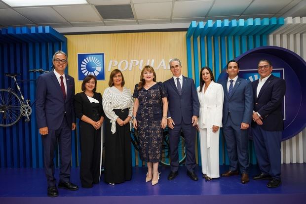 De izquierda a derecha, los señores José Mármol, Soraya Sánchez, Austria Gómez, Antonia Antón de Hernández, René Grullón, María Povedano, Hugo González y José Hernández Caamaño.