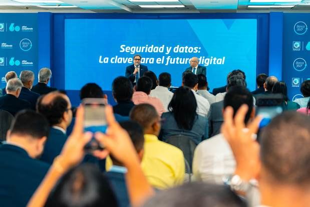 Panel de ciberseguridad de la mano de Diego Laverde, vicepresidente del Área de
Seguridad de la Información y Omar Silié, vicepresidente del Área de Data y Analítica.