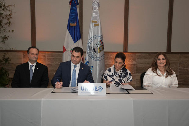 Desde la izquierda, los señores Andrés Rivas, José Manuel Cuervo,
Odile Camilo Vincent y Grace Cochón Jiménez.