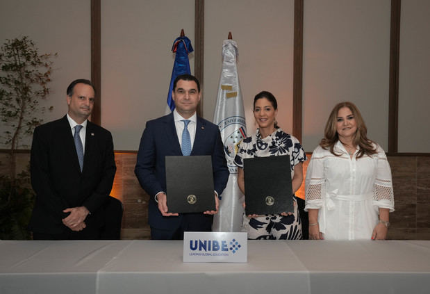 Desde la izquierda, los señores Andrés Rivas, José Manuel Cuervo,
Odile Camilo Vincent y Grace Cochón Jiménez.