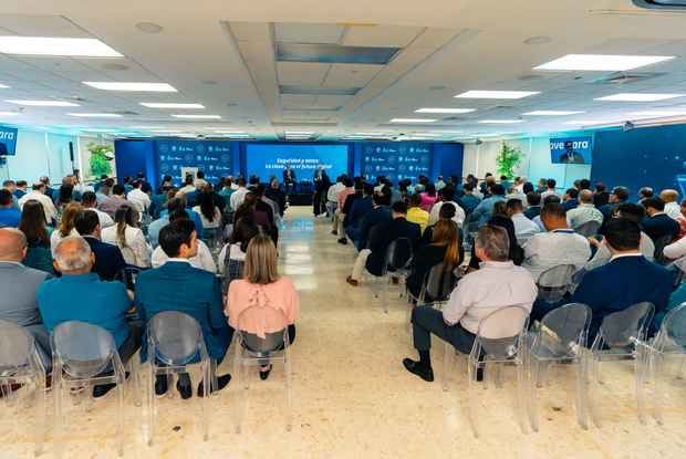 Más de 200 empresarios aprendiendo sobre la aplicación de la ciberseguridad para
sus empresas.