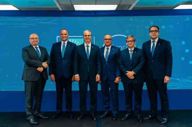 De izquierda a derecha, los señores Diego Laverde, Luis E. Espínola, René Grullón,
Juan Lehoux, Felipe Suárez y Omar Silié.