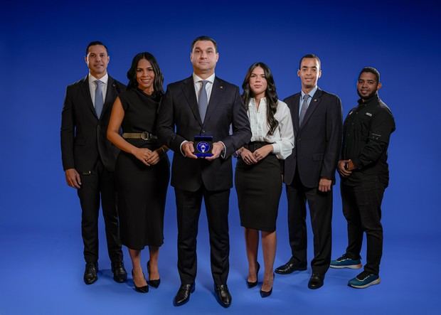 De izquierda a derecha, los señores José Arias, Leslie Calzado, José Manuel Cuervo, Cristina Taveras y Rainier Maldonado.
