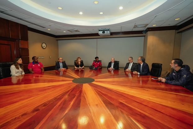 Desde la izquierda, los señores Olga Torres, Yaseen Pérez, Juan Lehoux,
Antonia Antón de Hernández, Marileidy Paulino, Rafael A. del Toro, René Grullón, José
Mármol y Manuel Luna.