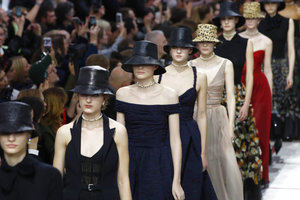 Dior vuelve a transformar la pasarela en un manifiesto feminista 