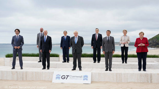 Los líderes del G7 el 11 de junio en una playa en la bahía de Carbis (Inglaterra). Desde la izda.: primer ministro de Canadá Justin Trudeau, presidente del Consejo Europeo Charles Michel, presidente de Estados Unidos Biden, primer ministro de Japón Yoshihide Suga, primer ministro británico Boris Johnson, primer ministro italiano Mario Draghi, presidente de Francia Emmanuel Macron, presidenta de la Comisión Europea Ursula von der Leyen y cancillera de Alemania Angela Merkel.