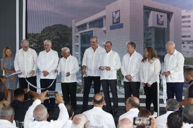 Presidente Luis Abinader y Lawrence Hazoury encabezan el corte de cinta en la inauguración de su sede regional de la región Norte.  