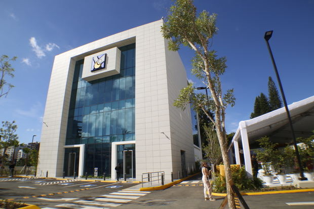 El edificio está ubicado en la avenida Estrella Sadhalá de la ciudad de Santiago. 