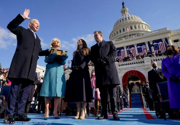 Joe Biden presta juramento como el 46 º presidente de Estados Unidos mientras Jill Biden sostiene la Biblia durante la 59 ª toma de posesión presidencial en el Capitolio de Estados Unidos, mientras sus hijos Ashley y Hunter observan.