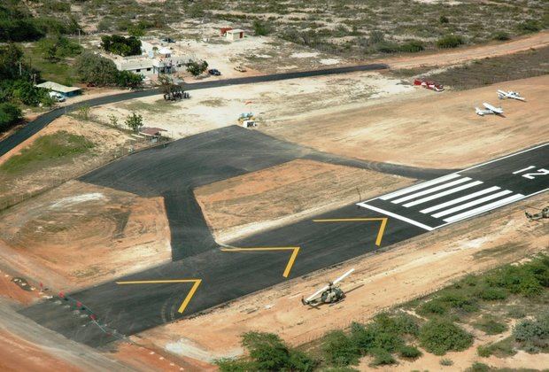 Vista parcial de la construcción de aeropuerto en Pedernales.
