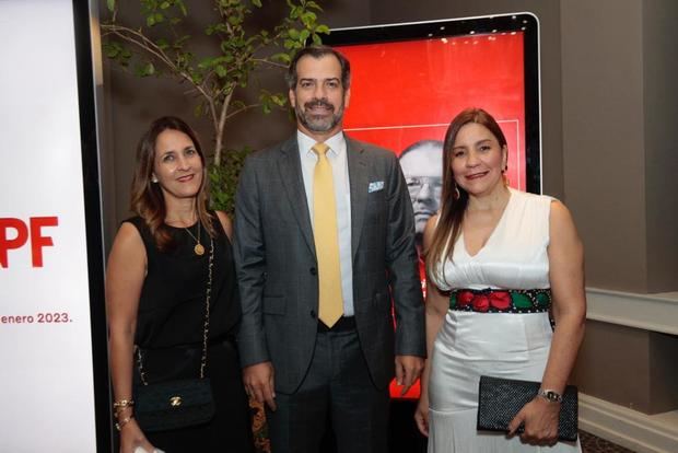 Karina de Betances, Gustavo Betances y Cynthia Peña.