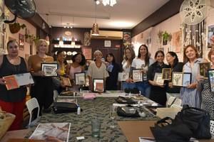 Imparten taller de flores y hojas prensadas