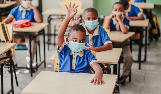 Educación afirma mantiene vigente el protocolo de bioseguridad en las escuelas.