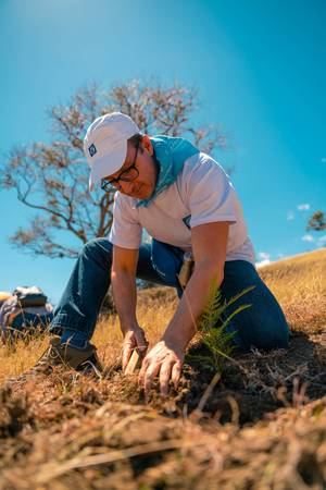 Se estima que el bosque sembrado capturará 1,120 toneladas de Co2 al alcanzar su madurez. En la foto, el señor Esteban Martínez-Murga, vicepresidente del Área de Comunicación y Reputación Corporativas. 