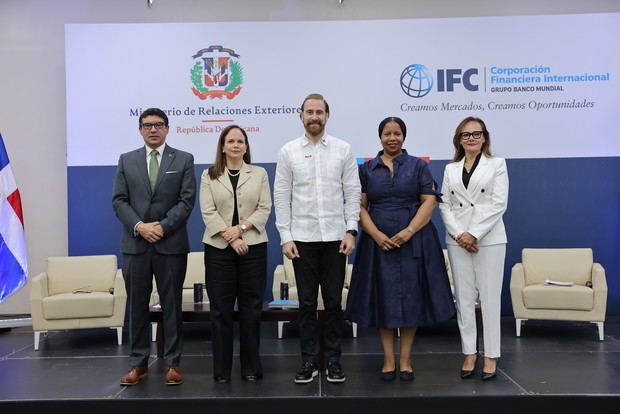 Abelardo Arroyo (IFC) Carolina Cardenas (representante IFC) Carlos de la Mota (viceministro) Ronke-Amoni Ogunsulire (IFC) Alexandria Valerio (Banco Mundial).