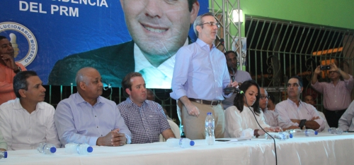 Luis Abinader en reuniòn.