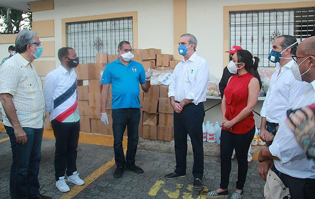 Luis Abinader lleva su ruta solidaria a barrios  del Distrito Nacional.