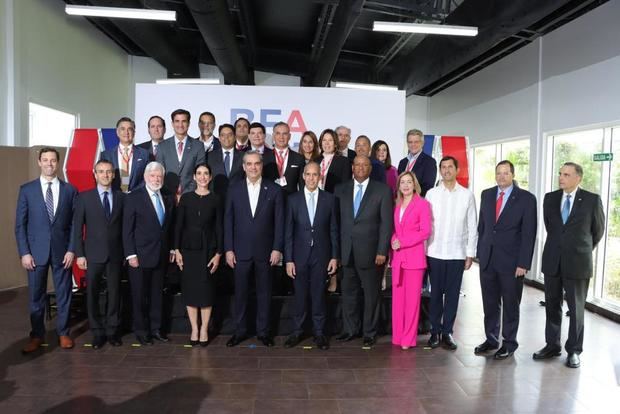 Abinader junto a los representantes de las Cámaras de Comercio Americanas y empresarios.