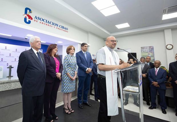 Reverendo Padre Enriquillo Núñez en el acto de bendición de las nuevas instalaciones de la Sucursal Mao de ACAP.