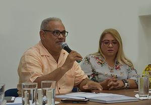 Periodista Alexis Beltré da fiel cumplimiento a lo establecido en los estatutos de Acroarte le acompaña Gladializa Pereyra.