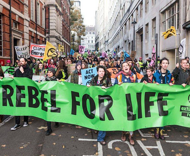 Mil ecologistas reclaman medidas urgentes frente al Parlamento británico.