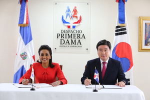 La primera dama Cándida Montilla de Medina y el  director general de IYF para Centroamérica y el Caribe, doctor Jin Sung Kim. 