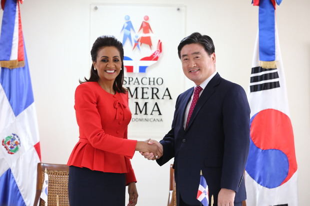 La primera dama Cándida Montilla de Medina y el  director general de IYF para Centroamérica y el Caribe, doctor Jin Sung Kim. 