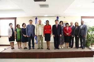 La primera dama Cándida Montilla de Medina y el  director general de IYF para Centroamérica y el Caribe, doctor Jin Sung Kim. 