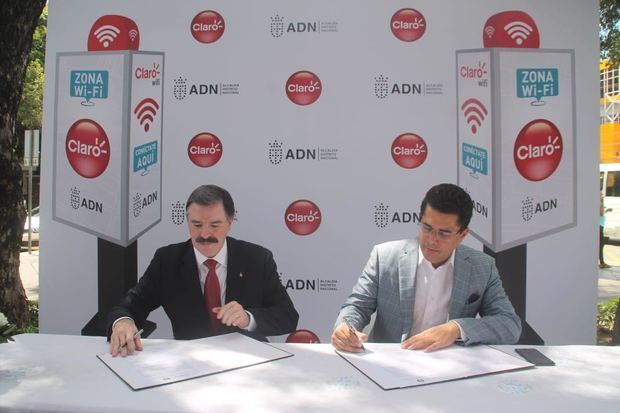 Presidente de la empresa de telecomunicaciones Claro Dominicana, Rogelio Viesca y el alcalde del Distrito Nacional David Collado firmaron un acuerdo para ofrecer internet.