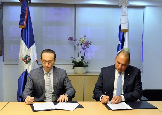 Firma del acuerdo entre el director general de Aduanas, Enrique A. Ramírez Paniagua, y el presidente de Rivlas, Giuseppe Bonarelli Schiffino, en un acto llevado a cabo en la sede de la DGA.