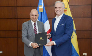 El ministro de Trabajo y presidente del CNSS, Luis Miguel De Camps García y el embajador de la República del Ecuador en República Dominicana, Santiago Martínez Espíndola, durante la firma del acuerdo.