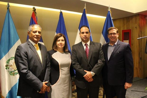 La delegación dominicana integrada por el general Jean Amílcar Romero Jorge, director ejecutivo de la Superintendencia de Seguridad Privada; Lucile Houellemont, presidente de Adesinc; coronel Fernando Rafael Hernández, director técnico de la de la Superintendencia de Seguridad Privada, y Mario Gamundi, vicepresidente de la empresa Dominican Watchman.